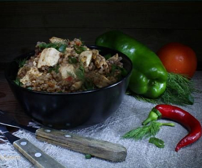 Гречка с курицей в томатно-грибном соусе