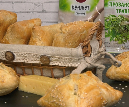 Конвертики из слоеного теста с сыром