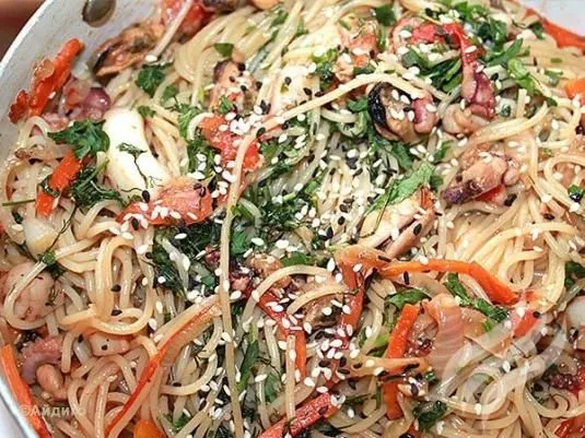 Спагетти с морепродуктами в китайском стиле