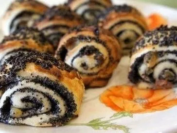 Слоёные булочки с маком