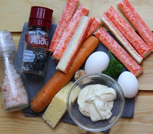 Салат со свежей морковью и крабовыми палочками