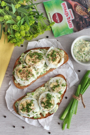 Бутерброды с зеленым луком и яйцом