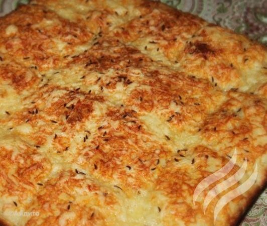 Картофельная итальянская фокачча с сыром и тмином
