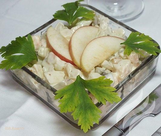 Салат по-польски с луком и яблоками
