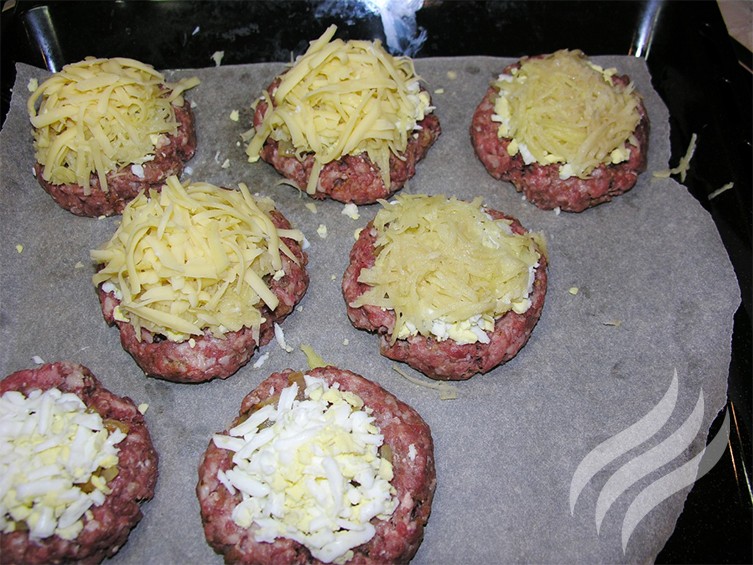 Картофель 3 шт лук 2. Стожки из фарша. Порционные мясные блюда из фарша. Стожки из фарша очень вкусное и сыт. Картошка сверху фарш.