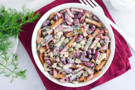 salat-fasol-suxariki-kolbasa_1588657080_9_max.jpg