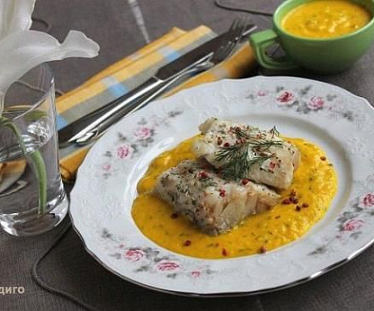 Морской окунь с "кули" из лука-порея с шафраном