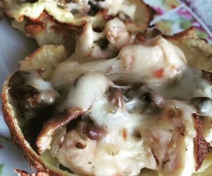 Картофельные корзинки с грибами и курицей