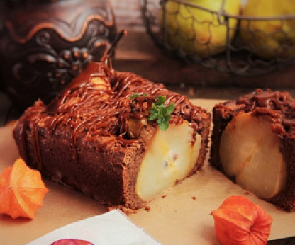 Шоколадный кекс с пряностями и целыми грушами