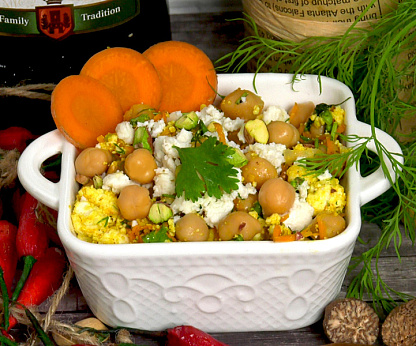 Салат с нутом, финиками, фисташками и сыром