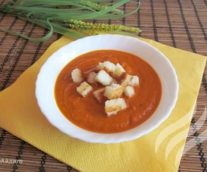 Густой томатный суп с зирой и чесночными гренками
