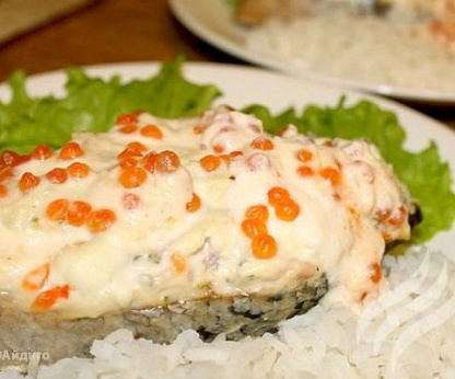 Семга со сливочным сыром и икорным соусом