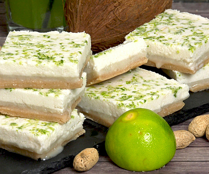 Raw-мороженое из кокосового молока на корже из миндальной муки