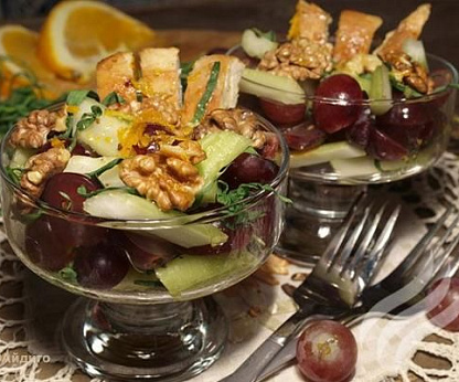 Салат с апельсиновой курочкой и виноградом