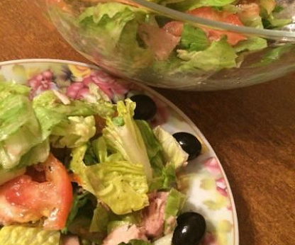 Салат с тунцом и маслинами