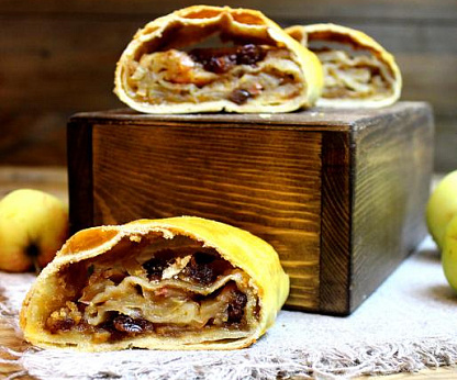Штрудель с яблоком и изюмом