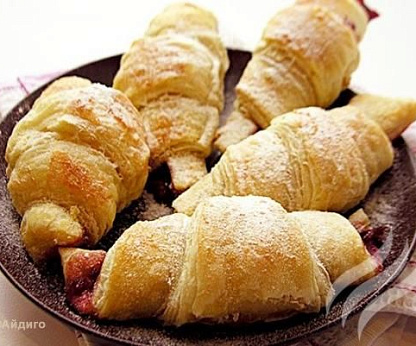 Рогалики с брусничным соусом