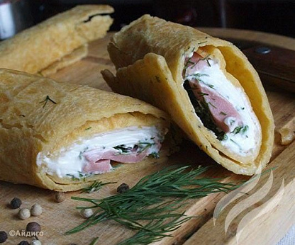 Трубочки с творожным сыром и колбасой