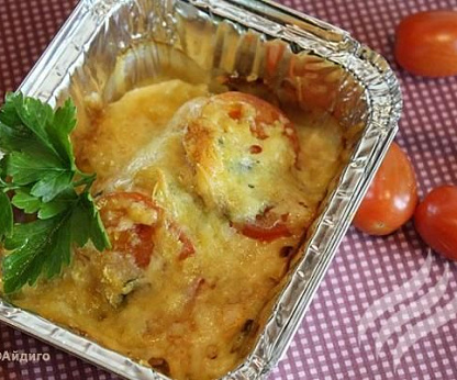 Куриное филе, запеченное с помидорами