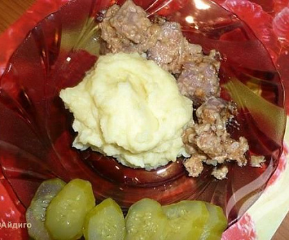 Мясо в сметано-горчичном соусе в горшочках