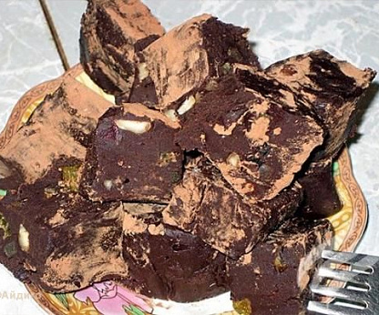 Шоколадный десерт с орехами