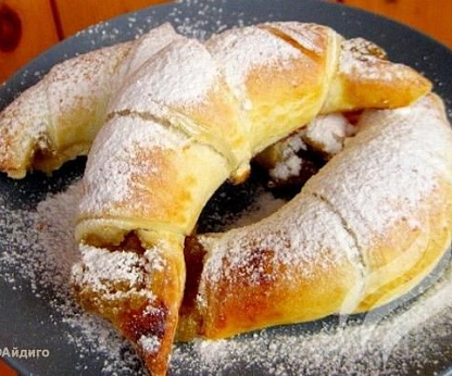 Яблочные рогалики из слоеного теста