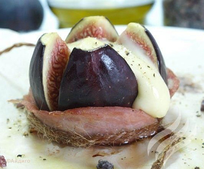Теплый салат из инжира, ветчины и моцареллы