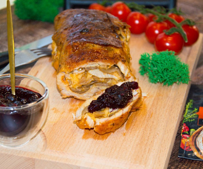 Рулет из свинины с вешенками и сыром