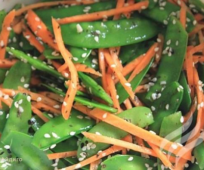 Салат из стручков горошка с мятой и кунжутом