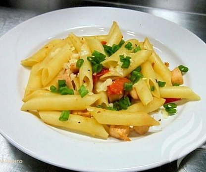Пенне с помидорами и курицей
