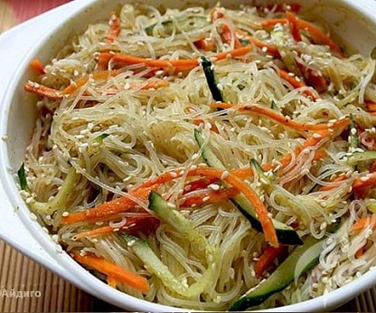 Салат из фунчозы с овощами