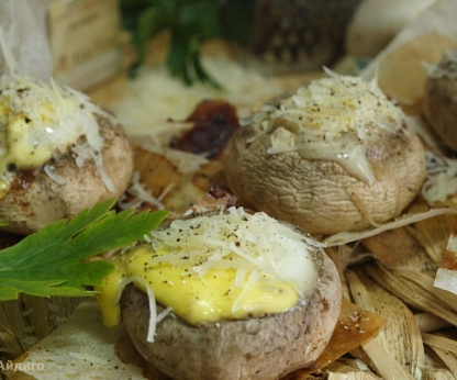 Шампиньоны, фаршированные перепелиными яйцами