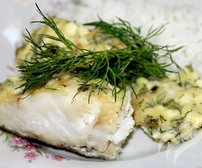 Треска (рыба) под соусом с яйцом и корнишоном