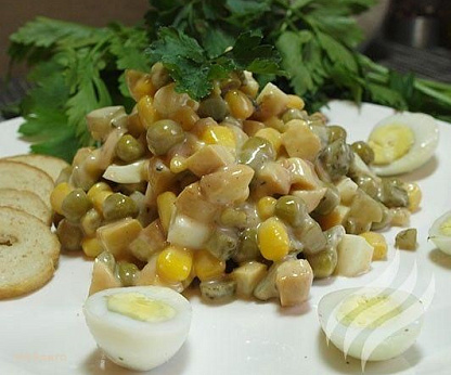 Салат с сухариками и копченым сыром