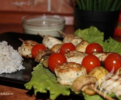 Фрикадельки на шпажке с шампиньонами и помидорами