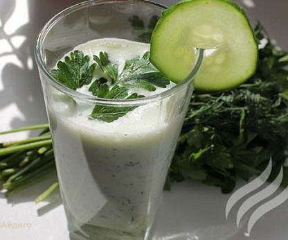 Кефирный смузи с огурцом и зеленью