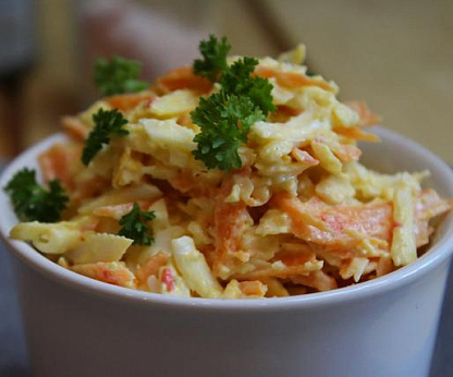Салат со свежей морковью и крабовыми палочками