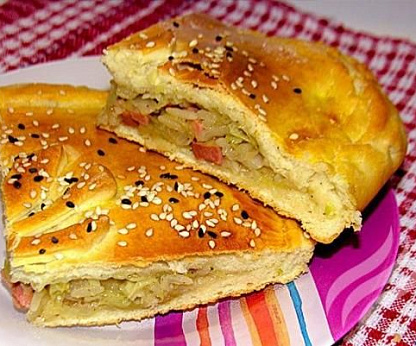Пирог с капустой, рисом и сосисками