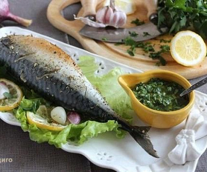 Запечённая скумбрия с соусом гремолата