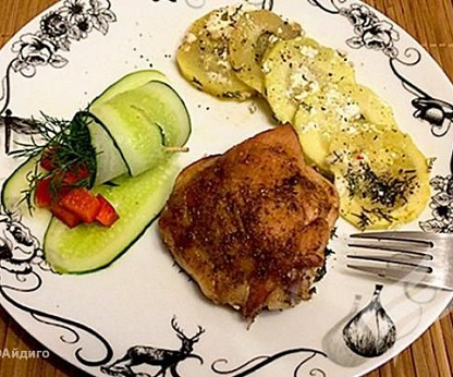 Куриные бедрышки с аджикой и кабачками