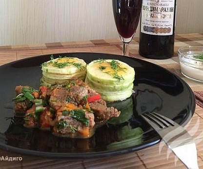 Телятина с овощами и "башенкой" из кабачков