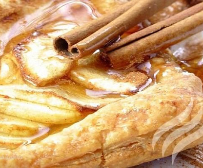 Слойки с яблочной начинкой