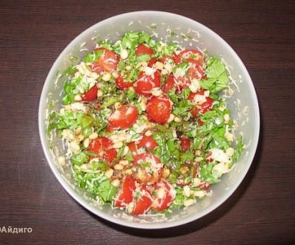 Салат с рукколой, помидорами и кедровыми орешками