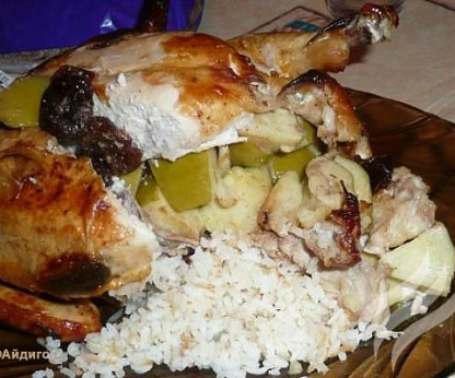 Курица с яблоком и черносливом