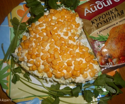 Салат из курицы с ананасами и кукурузой