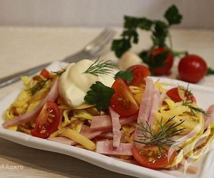 Салат с ветчиной и омлетом