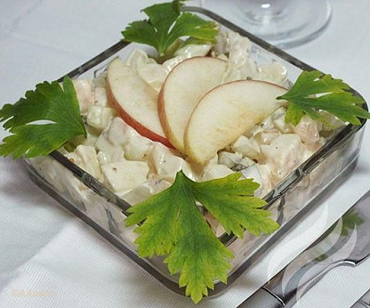 Салат по-польски с луком и яблоками