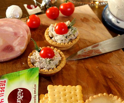 Тарталетки с ветчиной и творожным сыром
