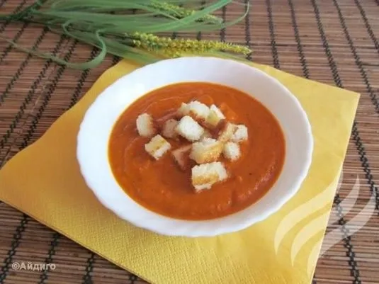 Густой томатный суп с зирой и чесночными гренками