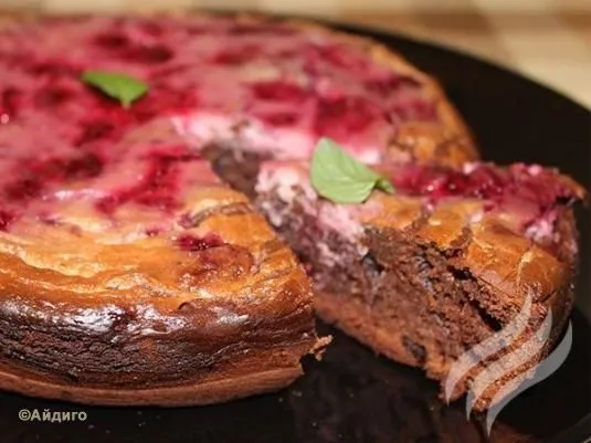 Шоколадный пирог с ягодно-сырной "шапкой"